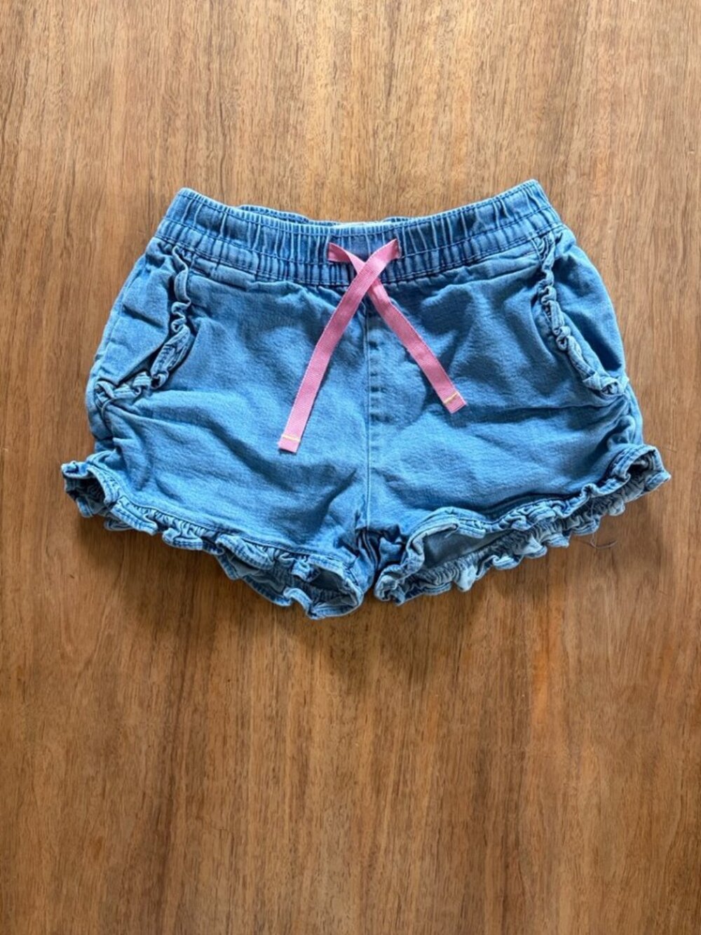 Mini Boden ruffle pull-on denim lined chambray shorts, size 3-4 years, pink tie